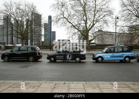 Drei Londoner Taxis parkten auf der Straße im Zentrum Londons. Stockfoto