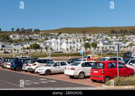 Sandbaai, Hermanus, Westkappo, Südafrika. Dez2019. Das neue Haus bietet Blick auf einen Parkplatz im Einkaufszentrum Whale Coast Mall in der Nähe von Hermanus, Wester Stockfoto