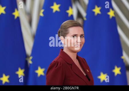 Brüssel, Belgien. Februar 2020. Dänemarks Premierministerin Mette Frederiksen trifft zu einer Sondersitzung des Europäischen Rates am EU-Hauptsitz in Brüssel, Belgien, 20. Februar 2020. Die Staats- und Regierungschefs wollen sich auf den langfristigen Haushalt der EU für 2021 bis 2027, den mehrjährigen Finanzrahmen (MFR), einigen. Kredit: Zheng Huansong/Xinhua/Alamy Live News Stockfoto