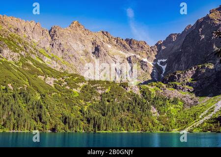 Untere Rysy - Niznie Rysy - und Rysy Gipfel, die über den Seen Czarny Staw pod Rysami und Morskie Oko in den Tatra-Bergen in Polen ragen Stockfoto