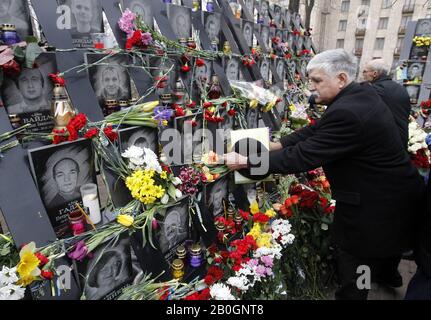 Kiew, Ukraine. Februar 2020. Ein Mann legt Blumen in Erinnerung an die himmlischen Hundert, Aktivisten, die bei Anti-Regierungs-Protesten 2014 in Kiew, Ukraine, am 20. Februar 2020 getötet wurden. Die Ukrainer feiern den 6. Jahrestag der Maidan-Revolution oder der Revolution Der Würde. Credit: Serg Glovny/ZUMA Wire/Alamy Live News Stockfoto