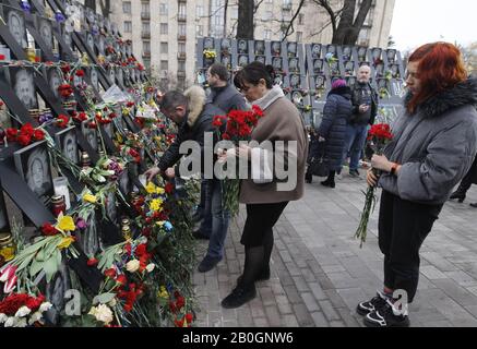Kiew, Ukraine. Februar 2020. Menschen legen Blumen zum Gedenken an die himmlischen Hundert, Aktivisten, die während der Proteste gegen die Regierung 2014 in Kiew, Ukraine, am 20. Februar 2020 getötet wurden. Die Ukrainer feiern den 6. Jahrestag der Maidan-Revolution oder der Revolution Der Würde. Credit: Serg Glovny/ZUMA Wire/Alamy Live News Stockfoto