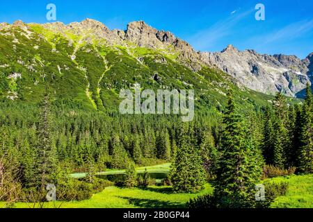 Panoramablick auf Den Sieben Gratskamm - Siedem Granatow - in der Zabia Gran Range über das Rybi Potok Valley in den Tatra Mountains, in der Nähe von Zakopane in Polen Stockfoto