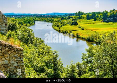 Panoramablick auf das Tal der Weichsel unterhalb der mittelalterlichen Benediktion in Tyniec, in der Nähe von Krakow in Polen Stockfoto