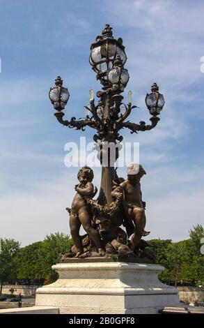 Lampenpfosten auf der Brücke Pont Alexandre III, Paris Stockfoto