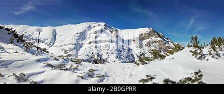 Panoramablick auf den Berg Bucegi im Winter, Teil der rumänischen Karpaten Stockfoto