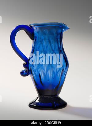 Maker unbekannt, Cream Pitcher, c. 17790-c 1830, Cobaltblaues Glas, Höhe: 4 1/2 Zoll (11,4 cm Stockfoto