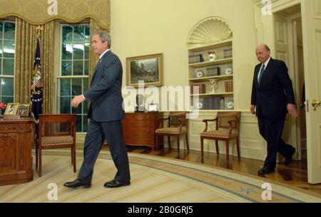 Washington, D.C. - 8. Mai 2006 - Präsident der Vereinigten Staaten George W. Bush, gefolgt von dem Leiter der nationalen Geheimdienste John Negroponte, tritt in das Oval Office des Weißen Hauses ein, um den General der Luftwaffe Michael Hayden zu benennen, um am 8. Mai 2006 der nächste Direktor der Central Intelligence Agency (CIA) zu sein. Hayden wird Porter Goss ersetzen, wenn dies bestätigt wird. Kredit: Roger Wollenberg - Pool über CNP/MediaPunch Stockfoto