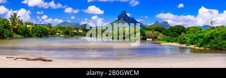 Beeindruckende Natur der Insel Mauritius mit Blick auf die Berge von Rempart von der Tamarin-Bucht Stockfoto