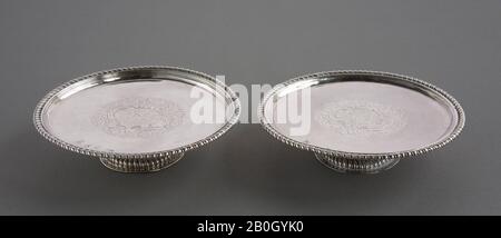 Anthony Nelme, Englisch, frei 1679/80; gestorben 1723, Paar Salvers, 1699, Silber, Gesamt: 5 3/8 Zoll (13,7 cm Stockfoto