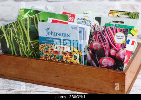 Gemüse- und Blumensaatpakete in einer Holzkiste. GROSSBRITANNIEN Stockfoto