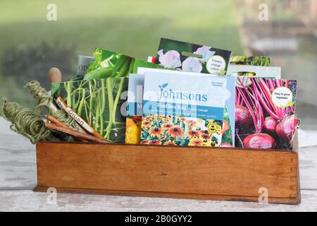 Gemüse- und Blumensaatpakete in einer Holzkiste. GROSSBRITANNIEN Stockfoto