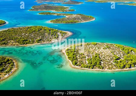 Kroatien, Adriarische Küste, schöne kleine Inseln im Murter Archipel, Blick auf das türkisfarbene Meer von der Drohne, touristisches Paradies Stockfoto