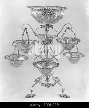 Emick Romer, Norwegisch, 1724-c Epergne, 1770/71, Silber, 18 1/16 x 17 3/16 x 16 1/2 Zoll. (45,9 x 43,7 x 41,9 cm Stockfoto