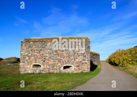 Befestigungsanlagen und Landschaften in Suomenlinna am sonnigen Oktobertag. Die Meeresfestung Suomenlinna in Helsinki, Finnland, gehört zum UNESCO-Weltkulturerbe Stockfoto