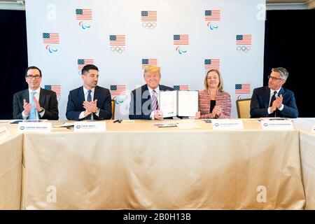 US-Präsident Donald Trump und die CEO des US-Olympischen und Paralympischen Komitees Sarah Hirshland, rechts, halten ein Dokument bereit, das die Unterstützung der Regierung für die Olympischen Sommerspiele 2028 in Los Angeles bei der Montage Beverly Hills am 18. Februar 2020 in Beverly Hills, Kalifornien, vorsieht. Stockfoto