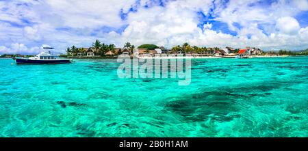 Resort auf der Insel Mauritius. Blaue Bucht mit kristallklarem Wasser. Tropische Insellandschaft Stockfoto