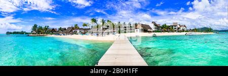 Resort auf der Insel Mauritius. Blaue Bucht mit kristallklarem Wasser. Tropische Insellandschaft Stockfoto