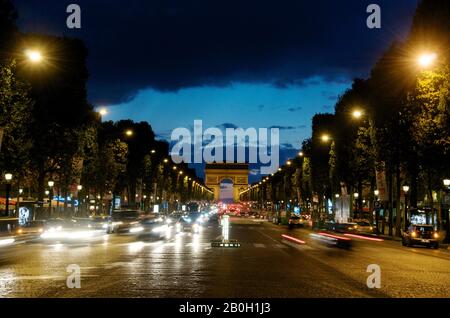 Die Champs Elysees, mit dem Arc de Triomphe bei Nacht, Paris, Ile de France, Europa Stockfoto