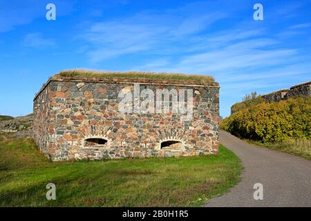 Befestigungsanlagen und Landschaften in Suomenlinna am sonnigen Oktobertag. Die Meeresfestung Suomenlinna in Helsinki, Finnland, gehört zum UNESCO-Weltkulturerbe Stockfoto