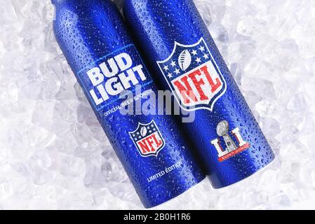 Irvine, KALIFORNIEN - 13. JANUAR 2017: Knospe Leichte Aluminiumflaschen in Eis. Die wiederverschließbaren Flaschen sind mit den Logos NFL und Super Bowl LI ausgestattet. Stockfoto