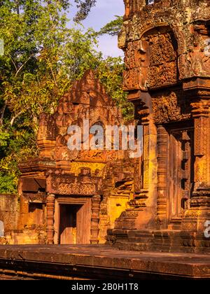 Bild des Bantay Sreay (Banteay Srei)Tempels, einem Teil des Archäologischen Parks Angkor Wat, in der Nähe von Siem Reap, Kambodscha. Stockfoto