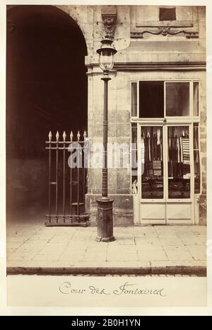 Charles Marville, Französisch, 17-1879, Cour des Fontaines, 1870er Jahre, Albumen-Druck aus Wet-collodion-on-Glass negativ, Gesamt: 14 1/8 x 10 1/2 Zoll. (35,9 x 26,7 cm Stockfoto