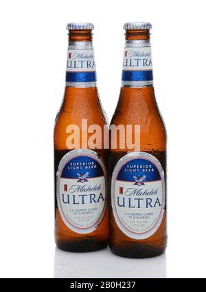 Irvine, CA - 25. MAI 2014: Zwei Flaschen Michelob Ultra mit Kondensation. Michelob Ultra wurde 2002 eingeführt und ist ein leichtes Bier mit reduziertem Kalorienverbrauch Stockfoto