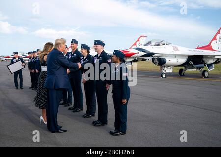 US-Präsident Donald Trump und First Lady Melania Trump begrüßen Mitglieder der Demonstrationsstaffel der United States Air Force Thunderbirds am Daytona International Airport am 16. Februar 2020 in Daytona Beach, Florida. Trump diente später als offizieller Starter des NASCAR Daytona 500 Autorennen und fuhr in der Präsidentenlimousine rund um die Strecke. Stockfoto