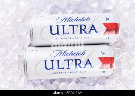 Irvine, CA - 6. AUGUST 2018: Zwei Michelob Ultra Beer 12 Unzen Dosen in Eis. Ein kalorienarmes und kalorienarmes Bier aus Anheuser-Busch. Stockfoto