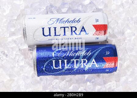 Irvine, CA - 6. AUGUST 2018: Zwei Michelob Ultra Beer 12 Unzen Dosen in Eis. Ein kalorienarmes und kalorienarmes Bier aus Anheuser-Busch. Stockfoto