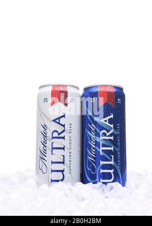 Irvine, CA - 6. AUGUST 2018: Zwei Michelob Ultra Beer 12 Unzen Dosen in Eis. Ein kalorienarmes und kalorienarmes Bier aus Anheuser-Busch. Stockfoto