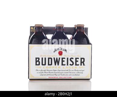 Irvine, KALIFORNIEN - 17. OKTOBER 2018: Budweiser Copper Lager Reserve Collection. Das Bier in limitierter Auflage wird auf Jim Beam Bourbon Barrel Staves gealtert. Stockfoto