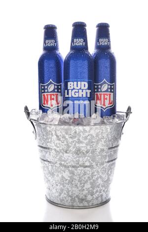 Irvine, KALIFORNIEN - 13. JANUAR 2017: Leichte Aluminiumflaschen aus Knospe im Eiseimer. Die wiederverschließbaren Flaschen sind mit den Logos NFL und Super Bowl LI ausgestattet. Stockfoto