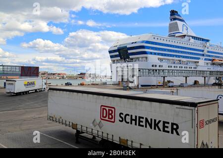 Ladebereich mit Sattelzugwagen und Frachtanhängern am Silja Cargo Terminal, Südhafen, Helsinki, Finnland, an einem Sommertag. Juli 2019 Stockfoto