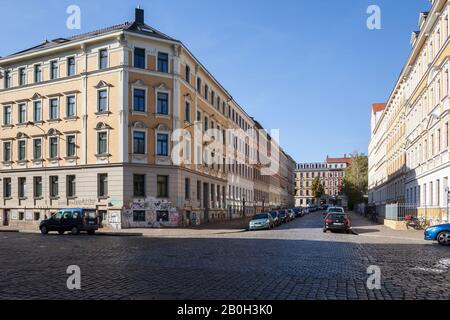 05.10.2018, Leipzig, Sachsen, Deutschland - Alte Gebäude in der Dolitzer Straße an der Ecke Ecksteinstraße in Leipzig-Connewitz. 00P181005D092CAROEX.JP Stockfoto