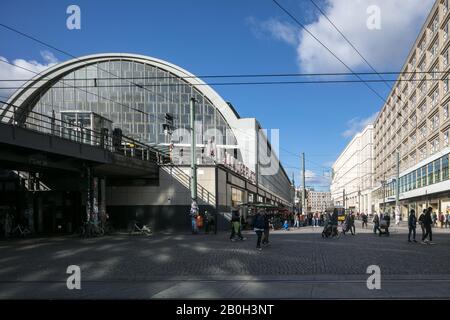 24.10.2018, Berlin, Berlin, Deutschland - Bahnhof Alexanderplatz und Haus Berolina am Alexanderplatz in Berlin-Mitte. 00P181024D027CAROEX.JPG [MODEL RELEA Stockfoto