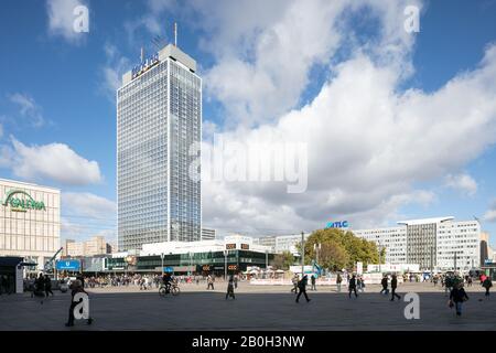 24.10.2018, Berlin, Berlin, Deutschland - Galeria Kaufhof, Hotel Park Inn und Haus der Elektrotechnik am Alexanderplatz in Berlin-Mitte. 00P181024 Stockfoto