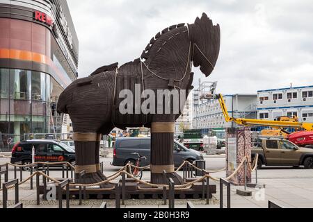 27.10.2018, Berlin, Berlin, Deutschland - Trojanisches Pferd vor der Mercedes-Benz-Arena in Berlin-Friedrichshain. 00P181027D032CAROEX.JPG [MODELLRELEAS Stockfoto