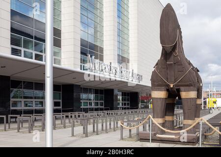 27.10.2018, Berlin, Berlin, Deutschland - Trojanisches Pferd vor der Mercedes-Benz-Arena in Berlin-Friedrichshain. 00P181027D033CAROEX.JPG [MODELLRELEAS Stockfoto