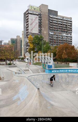 07.10.2018, Halle, Sachsen-Anhalt, Deutschland - Skaterpark im Plattenbaugebiet Halle-Neustadt. 00P181007D145CAROEX.JPG [MODELLVERSION: NICHT Stockfoto