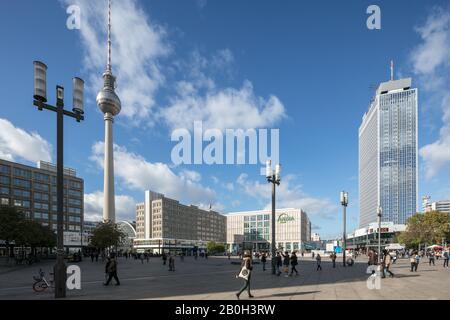 24.10.2018, Berlin, Berlin, Deutschland - Haus Alexander, Fernsehturm, Haus Berolina, Galeria Kaufhof, Hotel Park Inn am Alexanderplatz in Berlin-Mit Stockfoto