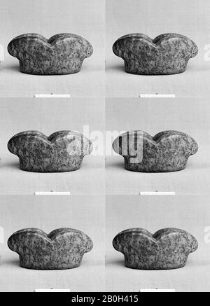 Schwertpommel, China, Han-Dynastie (206 v. Chr.-A.C. 220), Kultur: China, Jade, H. 1 Zoll (2,5 cm); W. 2 1/8 Zoll (5,4 cm); D. 7/8 Zoll (2,2 cm), Jade Stockfoto