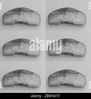 Schwertpommel, China, Han-Dynastie (206 v. Chr.-A.C. 220), Kultur: China, Jade, H. 7/8 Zoll (2,2 cm); W. 2 1/16 Zoll (5,2 cm); D. 5/8 Zoll (1,6 cm), Jade Stockfoto