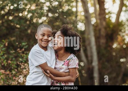 Nahaufnahme Porträt von Bruder und Schwester lachen einander Stockfoto