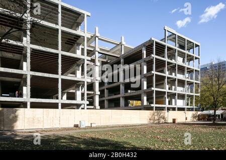 30.10.2018, Berlin, Berlin, Deutschland - Skeleton des ausgekehlten Kaufhof-Kaufhauses am Ostbahnhof in der lange Straße in Berlin-Friedrichshain. 00P700 Stockfoto