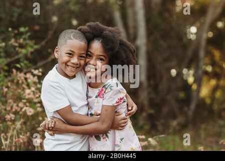 Nahaufnahme Porträt von Bruder und Schwester lächelnd vor der Kamera Stockfoto