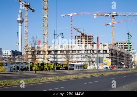 06.11.2018, Berlin, Berlin, Deutschland - Fernsehturm und Neubau der Projekte Volt Berlin und Alexander Viertel in der Alexanderstraße in B. Stockfoto