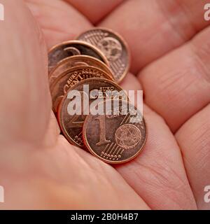 Kleine Euro-Cent-Münzen in der Hand Stockfoto