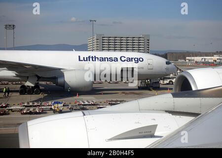 20.03.2019, Frankfurt am Main, Hessen, Deutschland - McDonnell Douglas MD-11 von Lufthansa Cargo am Frankfurter Flughafen. 00S190320D023CAROEX.JPG [MODEL RELEA Stockfoto